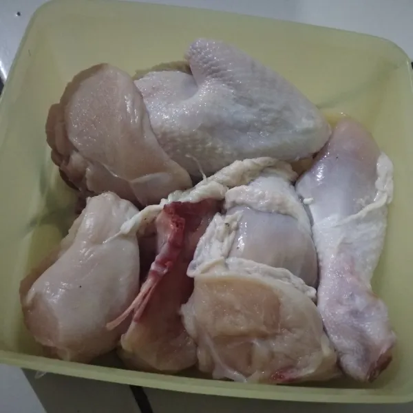 Cuci bersih ayam, lalu lumuri dengan air jeruk nipis. Tunggu 5 menit lalu bilas dengan air bersih.