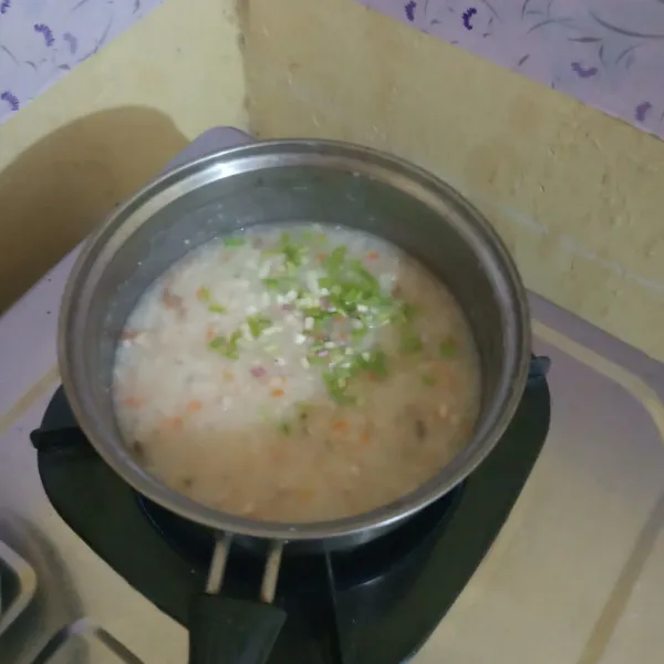 Masukan irisan daun bawang, aduk rata.