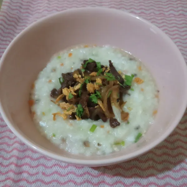 Tata di dalam mangkok, sajikan dengan topping beef slice (resep beef yakiniku sudah ada dipostingan sebelumnya).