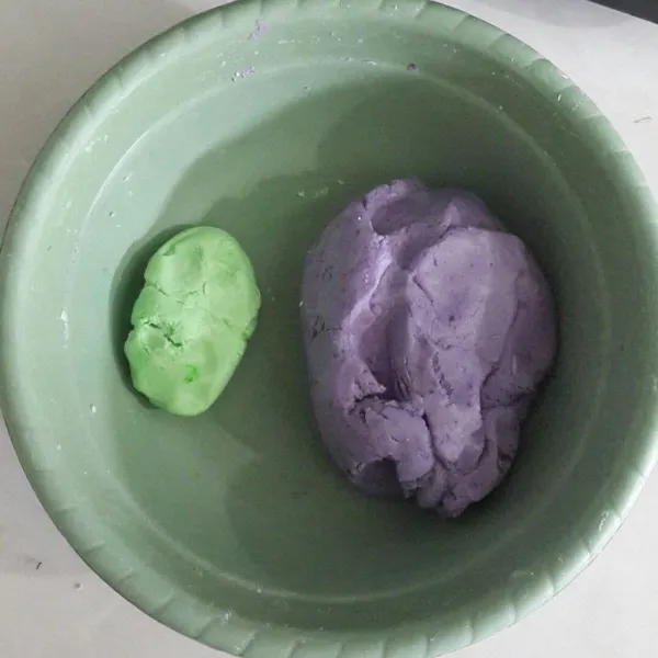 Bagi adonan menjadi dua, untuk adonan warna hijau ambil sedikit saja, satunya lagi beri pasta talas.