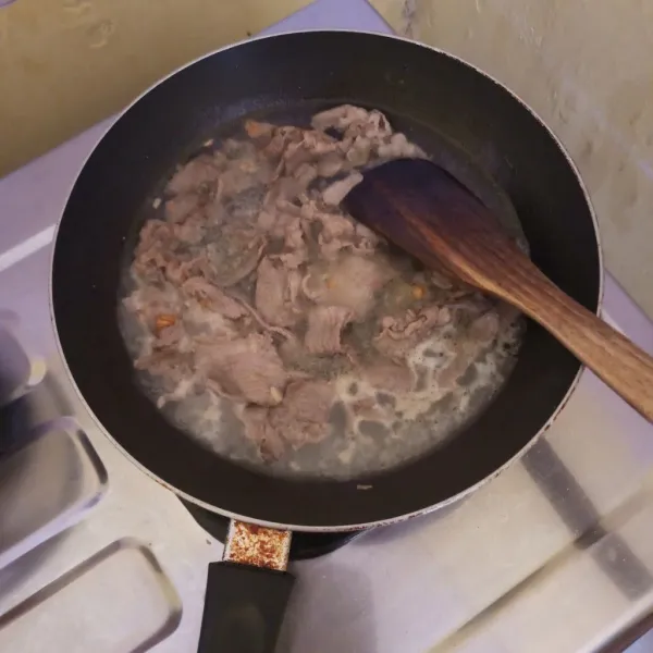 Masukan beef slice, tambahkan air. Masak dengan api kecil.