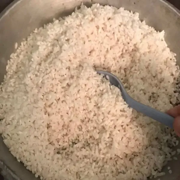 Cuci bersih beras ketan. Rendam selama 2 jam lalu tiriskan