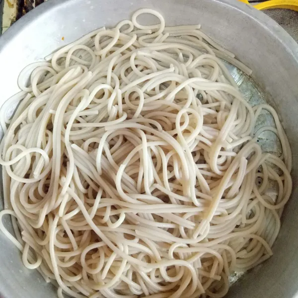Rebus spaghetti dalam air  yang diberi sedikit minyak hingga empuk pas. Angkat dan tiriskan.