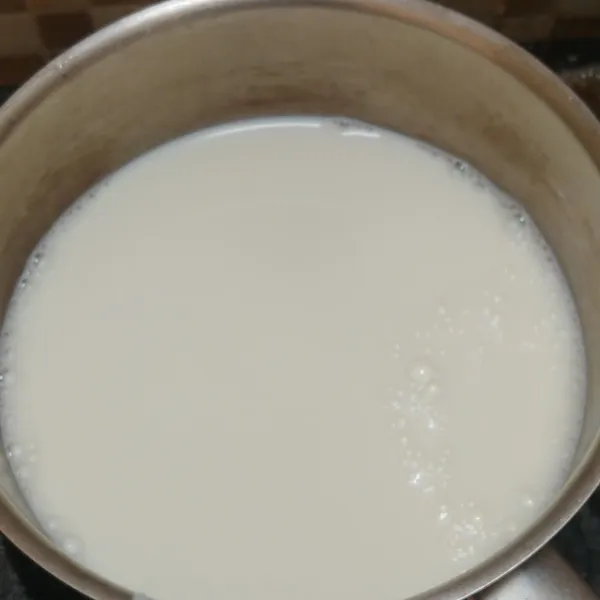 Tuang susu UHT ke dalam panci.