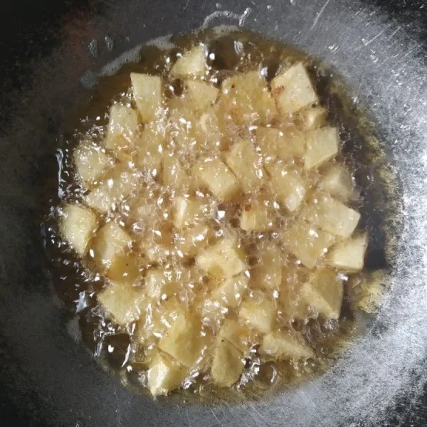 Panaskan minyak, goreng kentang hingga coklat keemasan, angkat dan sisihkan.