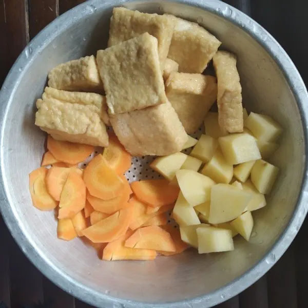 Potong-potong wortel dan kentang sesuai selera, dan siapkan tahu.