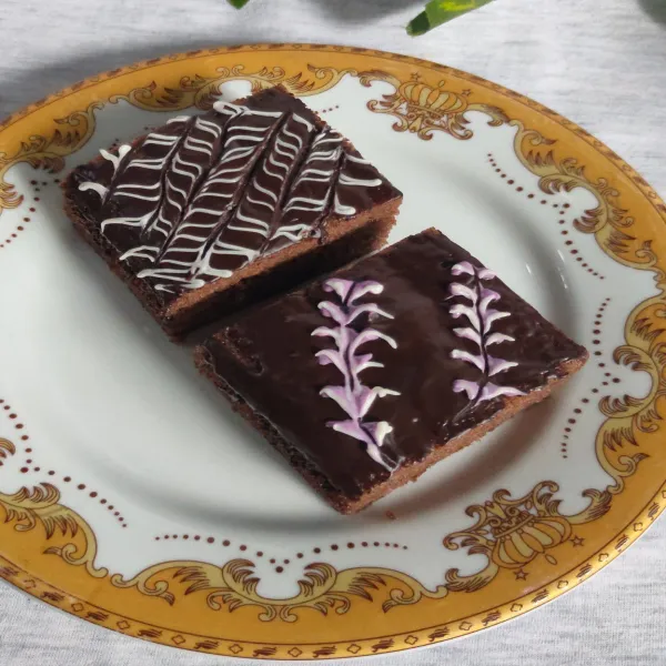 Selanjutnya, hias sesuai selera dengan coklat blok yang dilelehkan terlebih dahulu. Brownies kukus cantik siap disajikan.