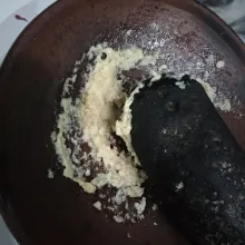 Haluskan bawang putih, kemiri, ketumbar dan garam.
