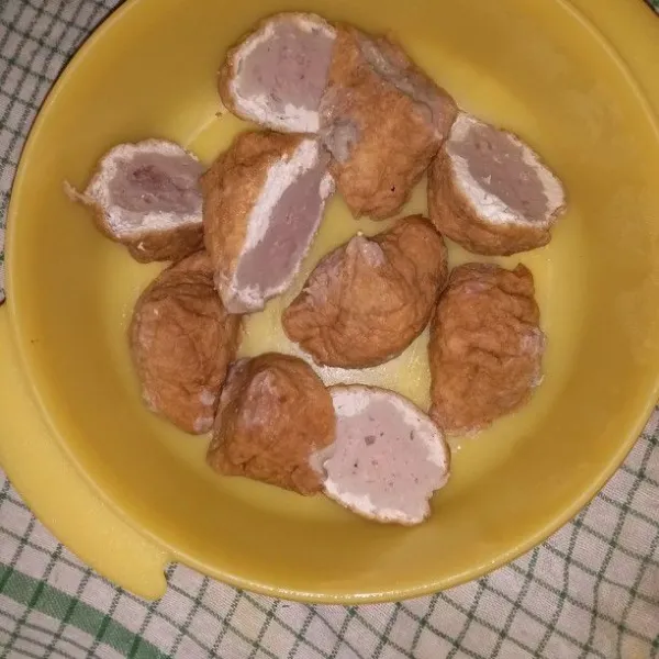 Belah serong tahu bakso menjadi 2 bagian