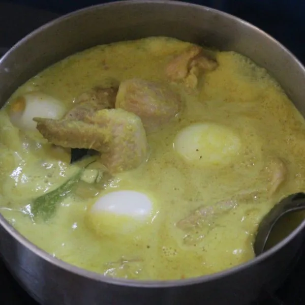 Masukkan ayam dan telur lalu masak terus sampai bumbu meresap dan air berkurang. Gunakan api kecil agar bumbu meresap sempurna.