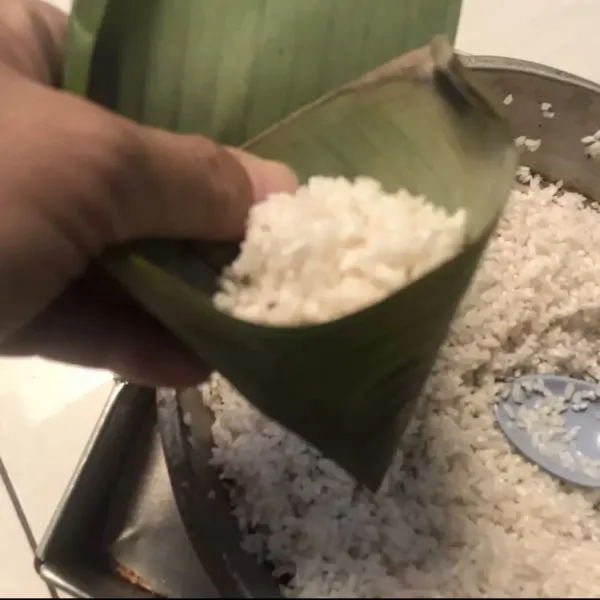 Isi dengan beras ketan