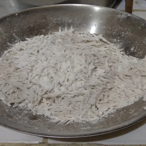 Masukan teri nasi sedikit demi sedikit. Pastikan tepungnya tidak menggumpal.