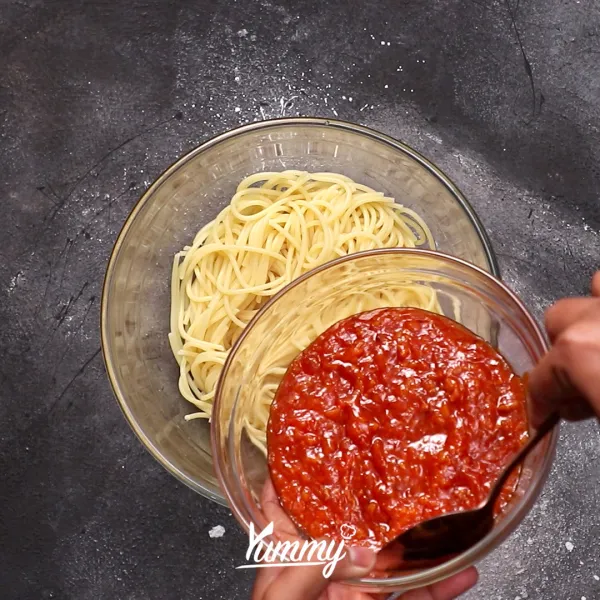 Tambahkan sauce bolognese ke dalam pasta yang telah di letakkan di atas mangkuk lalu aduk hingga tercampur rata.