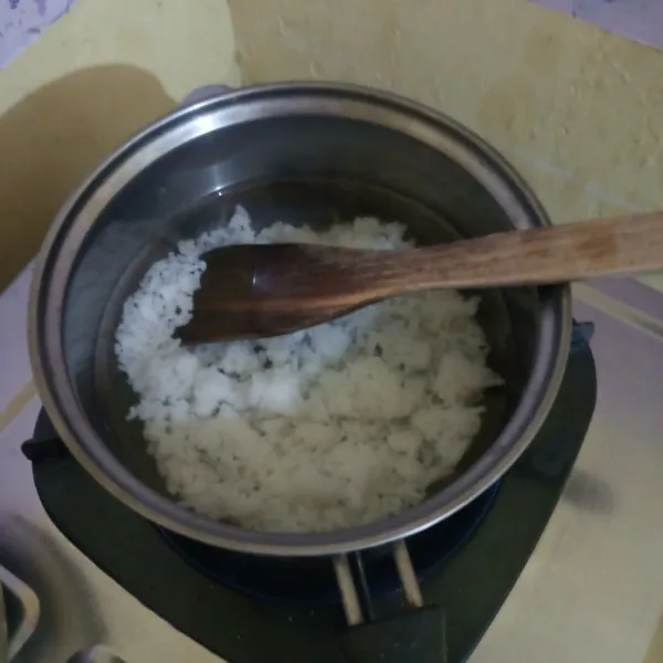 Panaskan air, masukan nasi dan masak hingga menjadi bubur.