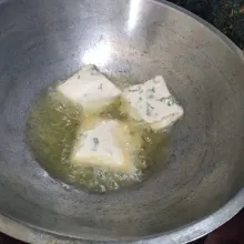Panaskan minyak, goreng dengan api sedang hingga matang. Siap disajikan dengan cabe rawit.