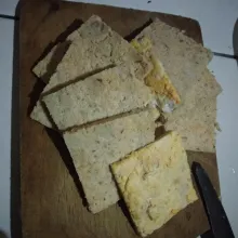 Potong kotak oncom dengan ketebalan kurang lebih ½ cm. Lalu rendam dengan air yang diberi sedikit garam dan kaldu bubuk.