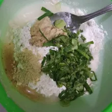 Siapkan wadah. Masukkan tepung terigu, tepung beras, irisan daun bawang dan seledri, bumbu halus dan kaldu bubuk. Beri air sedikit demi sedikit. Aduk hingga tercampur rata.