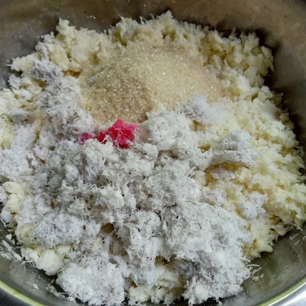 Campur singkong, kelapa parut, gula pasir, garam dan pasta frambozen.