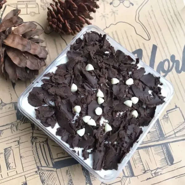 Bagian paling atas oles kembali dengan whipped dan beri parutan cokelat.