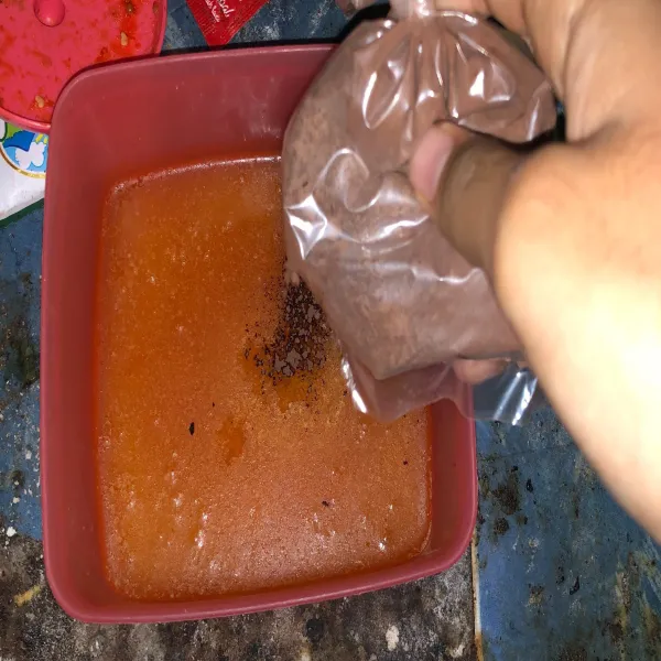 Campur margarin cair dengan cocoa powder