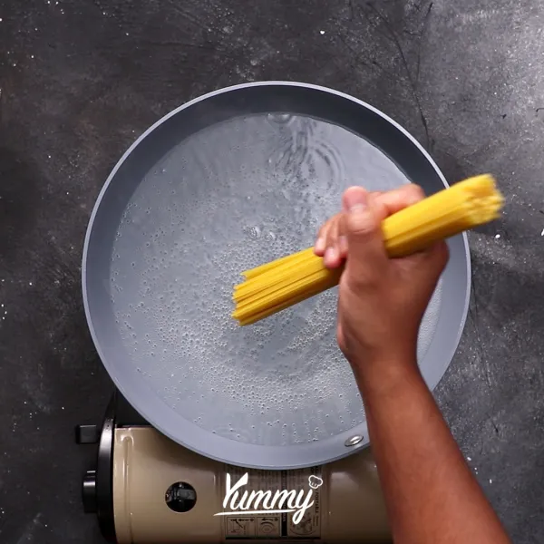 Siapkan panci untuk merebus air lalu tuangkan air ke dalamnya. Masak air hingga mendidih lalu tambahkan pasta ke dalamnya dan masak hingga matang. Setelah matang angkat dan sisihkan.