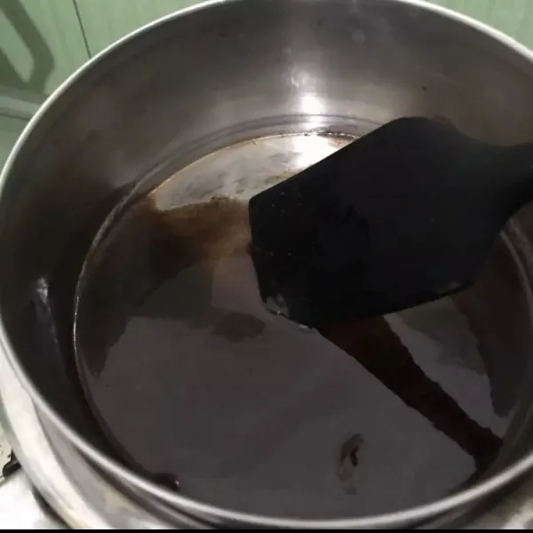 Cairkan margarin, cokelat blok dan minyak dengan cara di tim.