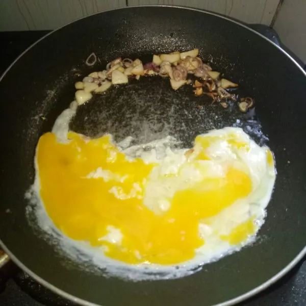 Siapkan pan dan panaskan minyak.Tumis bawang merah dan bawang putih sampai harum,masukan telur.Aduk orak arik sampai telur setengah matang.