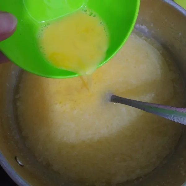 Kocok lepas telur lalu masukkan ke dalam cairan susu gula dan minyak. Aduk rata.