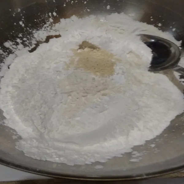 Dalam satu wadah, campurkan semua bahan tepung, garam, lada bubuk dan kaldu bubuk. Aduk rata.