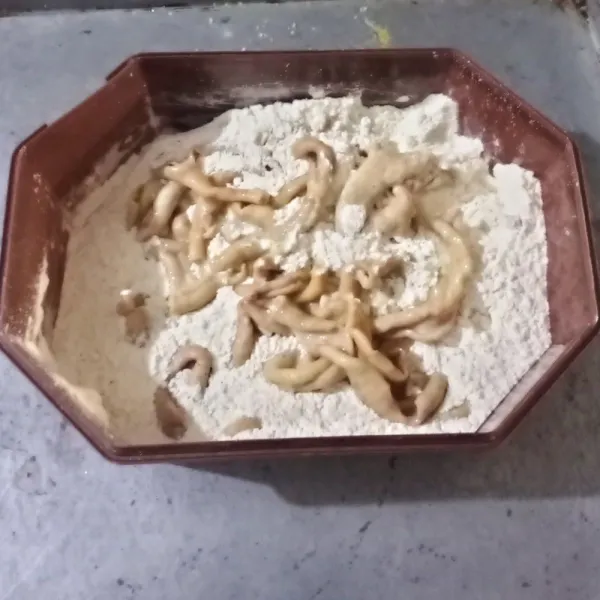Masukkan ke dalam tepung krispi, aduk-aduk sampai tepung menempel bisa sedikit ditekan-tekan.