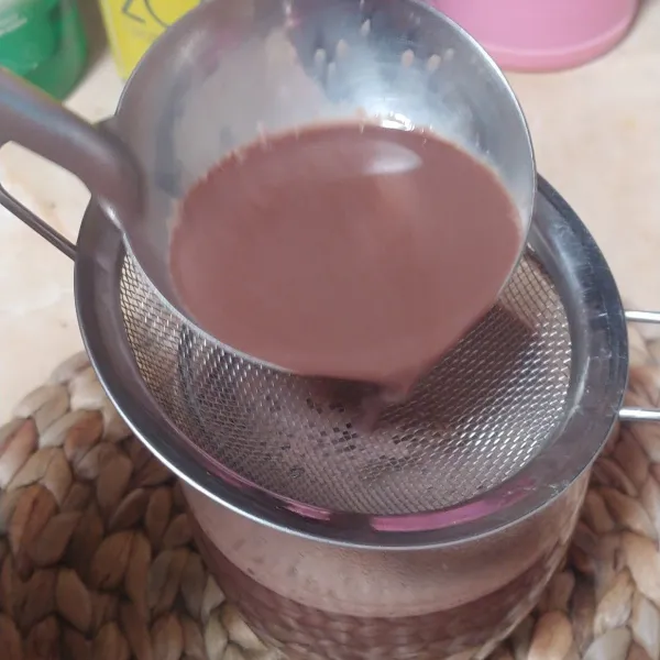 Kemudian tuang hot chocolate ke dalam gelas dengan di saring terlebih dahulu. Hot chocolate siap disajikan.