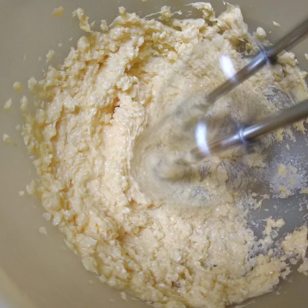 Mixer gula dan margarin selama 5 menit hingga lembut