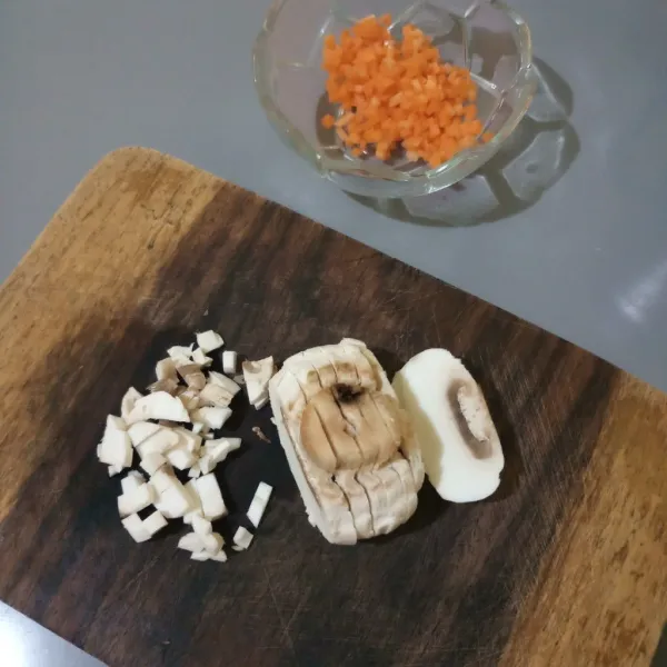 Potong wortel dan jamur dengan bentuk brunoise (1×1×1mm).