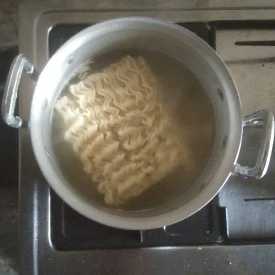 Rebus mie kuning hingga matang. Lalu tiriskan dan buang airnya.