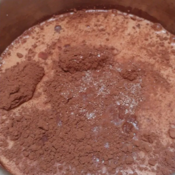 Tambahkan coklat bubuk dan gula pasir.