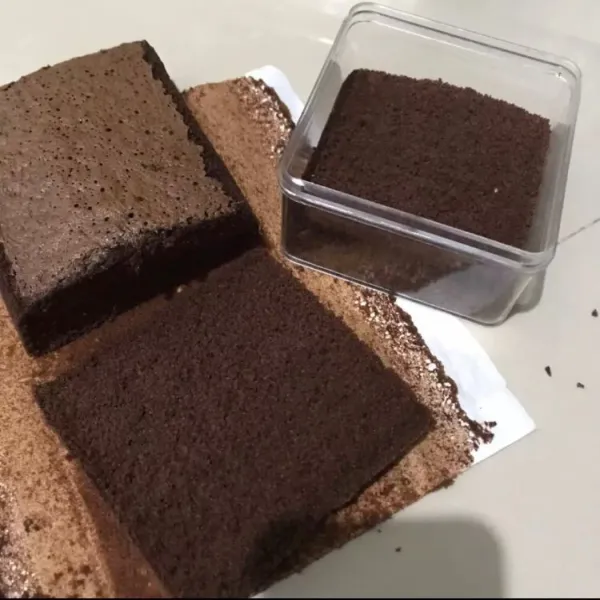 Setelah matang potong atau bagi menjadi 2. Lalu potong lagi sesuaikan dengan wadahnya.