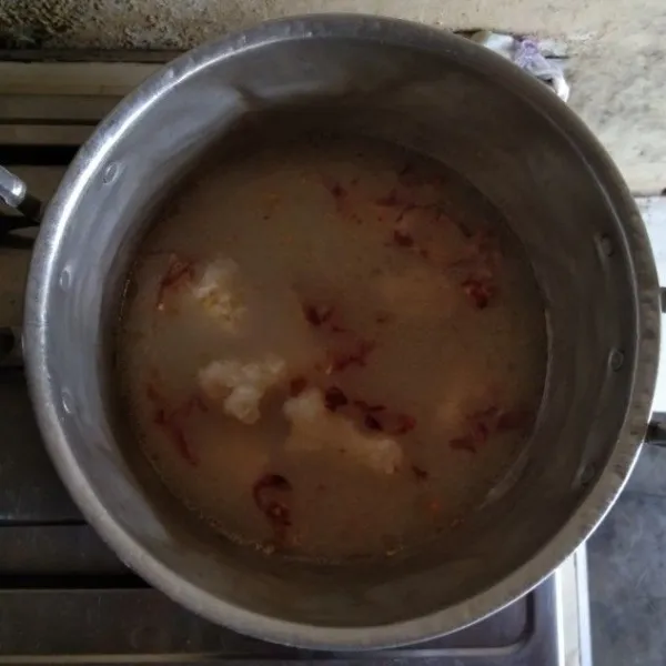 Masukkan bawang yang tadi telah di goreng ke dalam panci kaldu dan tunggu hingga mendidih.