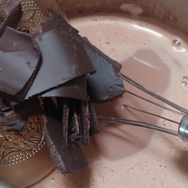 Matikan api, selagi panas masukkan dark cooking chocolate sambil terus di aduk sampai coklat larut.