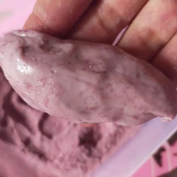 Isi adonan dengan dcc, bentuk lonjong menyerupai ubi ungu.