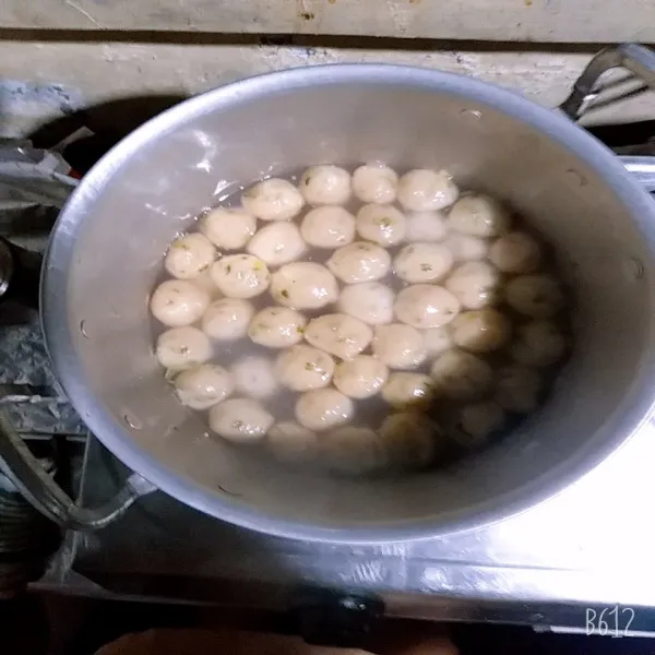 Panaskan air setelah mendidih, masukan bola-bola cilok tunggu sampai mengapung angkat tiriskan untuk sambal rebus cabe kemudian haluskan dengan garam