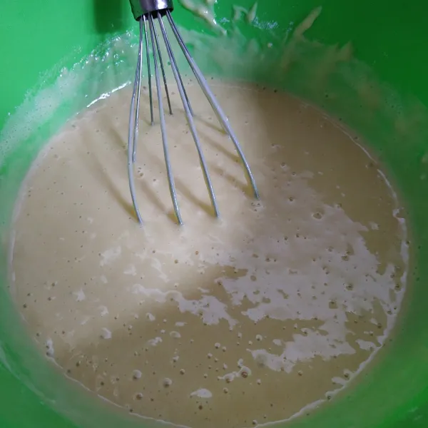 Tuang blenderan labu ke dalam wadah yang berisi tepung. Aduk hingga tercampur rata dan tidak bergerindil.