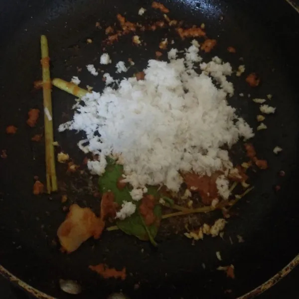 Masukkan kelapa, aduk rata.
