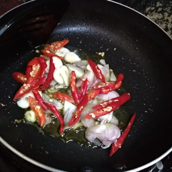 Tumis bawang merah, bawang putih dan cabe hingga matang.