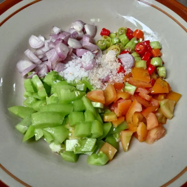 Potong-potong tomat, bawang merah dan cabai. Masukkan garam, gula pasir dan kaldu jamur, aduk rata.
