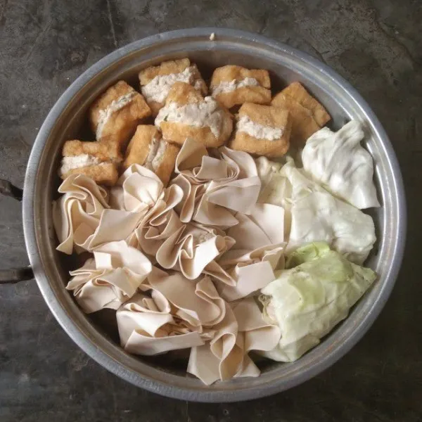 Tata bungkusan adonan yang tadi telah di buat yaitu pentol tahu, pentol kubis dan somay yang telah dibuat. Kukus hingga matang.