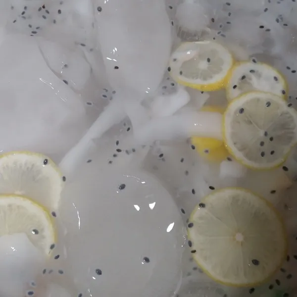 Terakhir, masukkan irisan jeruk lemon. Aduk sampai tercampur rata.