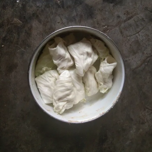 Bungkus adonan dengan kubis.