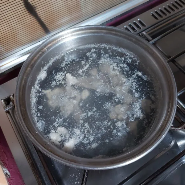Didihkan air. Potong dadu ayam kemudian rebus sampai mengeluarkan kaldu.