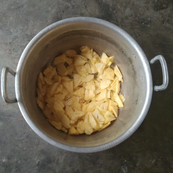 Kupas dan bersihkan nanas rendam dengan menggunakan air garam pada saat mencuci. Potong nanas sesuai selera.