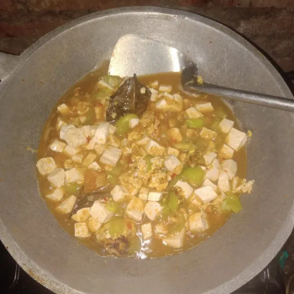 Kemudian masukan ceme, tahu dan daun salam tunggu kurang lebih 5 menit setelah itu tambahkan kecap, gula Jawa kemudian tunggu hingga matang.